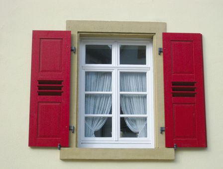 Holzwarth GmbH in Ubstadt-Weiher, altes Haus Fensterläden